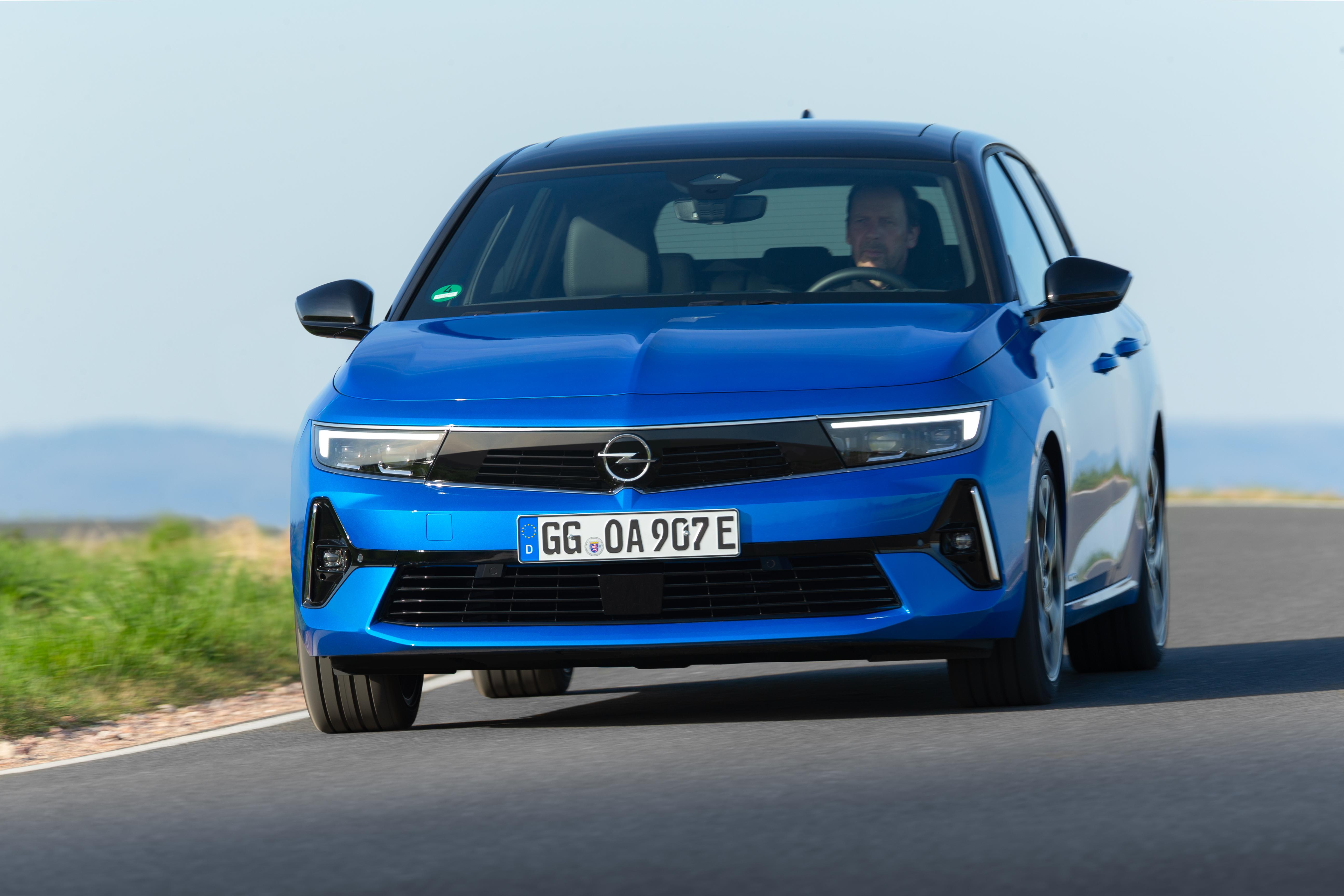 Ins Gesicht haben ihm die Designer die markentypische, nahtlose "Vizor"-Einheit aus Kühlergrill und Scheinwerfern gezeichnet.