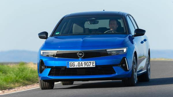 Ins Gesicht haben ihm die Designer die markentypische, nahtlose "Vizor"-Einheit aus Kühlergrill und Scheinwerfern gezeichnet.