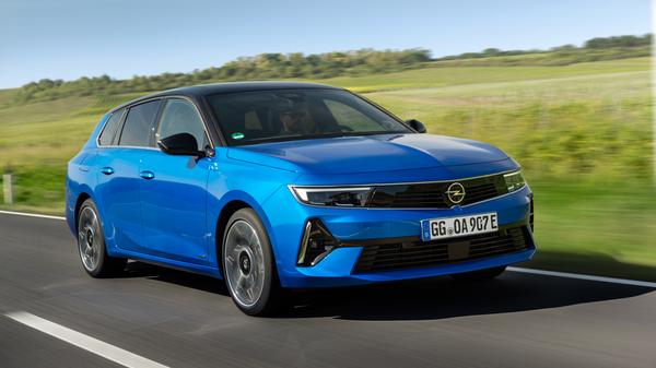 Daneben macht der Astra Sports Tourer erstmals auch teilelektrifiziert mobil, als Plug-in-Hybrid bringt er es auf eine Systemleistung von 133 kW/180 PS. Die elektrische Reichweite beträgt 60 Kilometer.