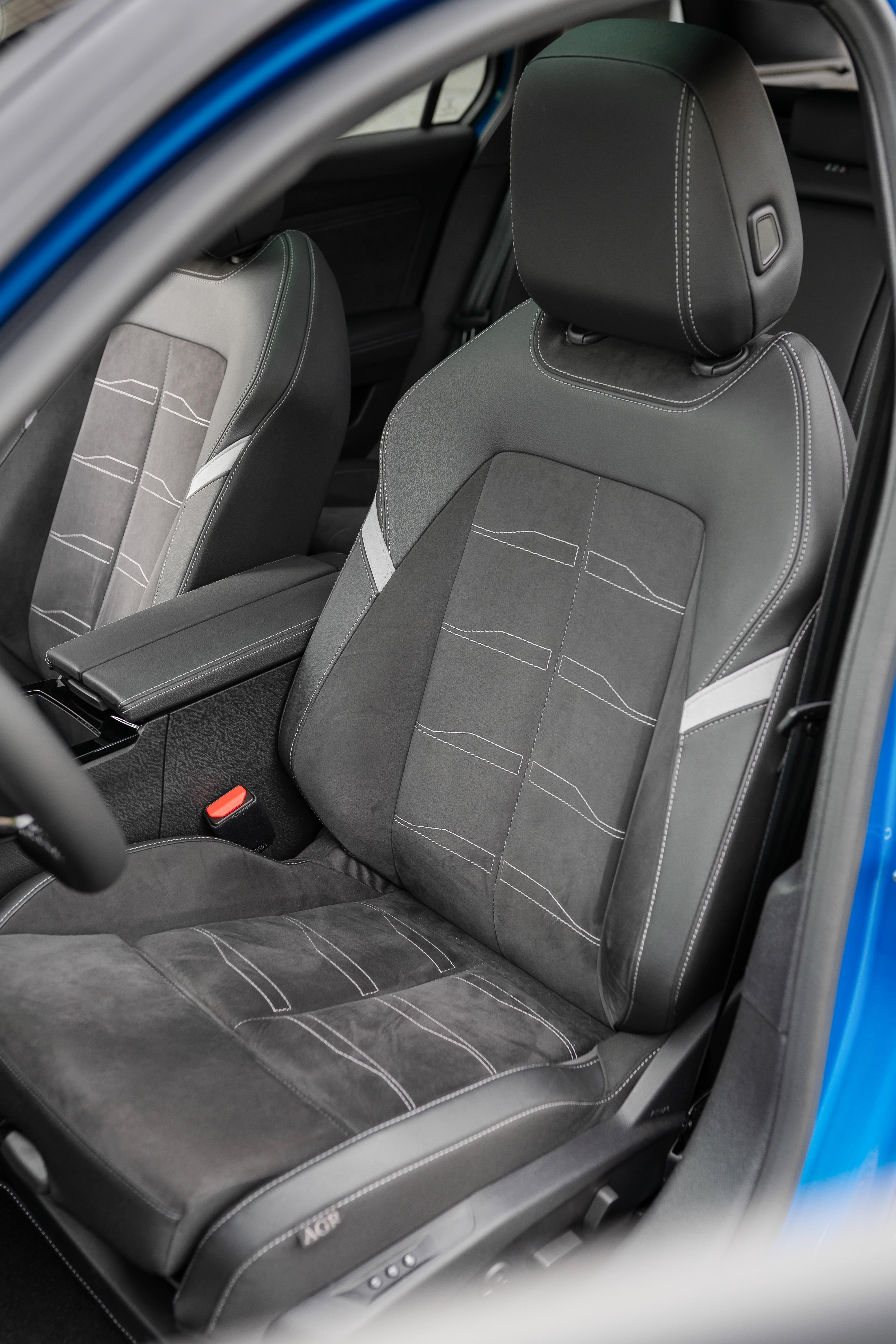 Gegen Aufpreis möbliert Opel das Interieur mit vielfach verstell-, belüft- und beheizbaren Massagesitzen, die das Gütesiegel der Aktion Gesunder Rücken (AGR) tragen.