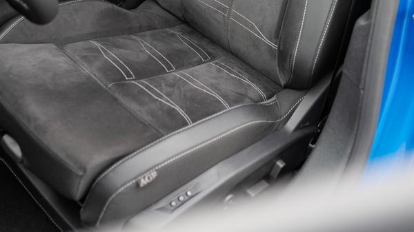 Gegen Aufpreis möbliert Opel das Interieur mit vielfach verstell-, belüft- und beheizbaren Massagesitzen, die das Gütesiegel der Aktion Gesunder Rücken (AGR) tragen.