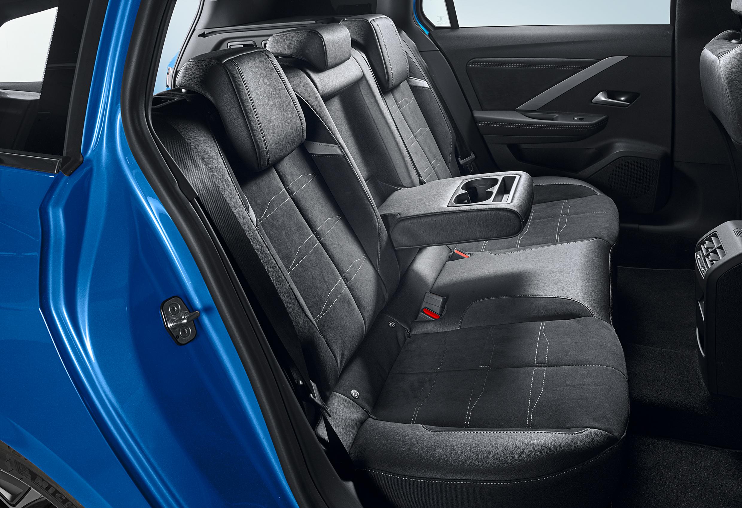 Auch im Fond lässt es sich entspannt reisen.