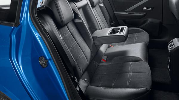 Auch im Fond lässt es sich entspannt reisen.