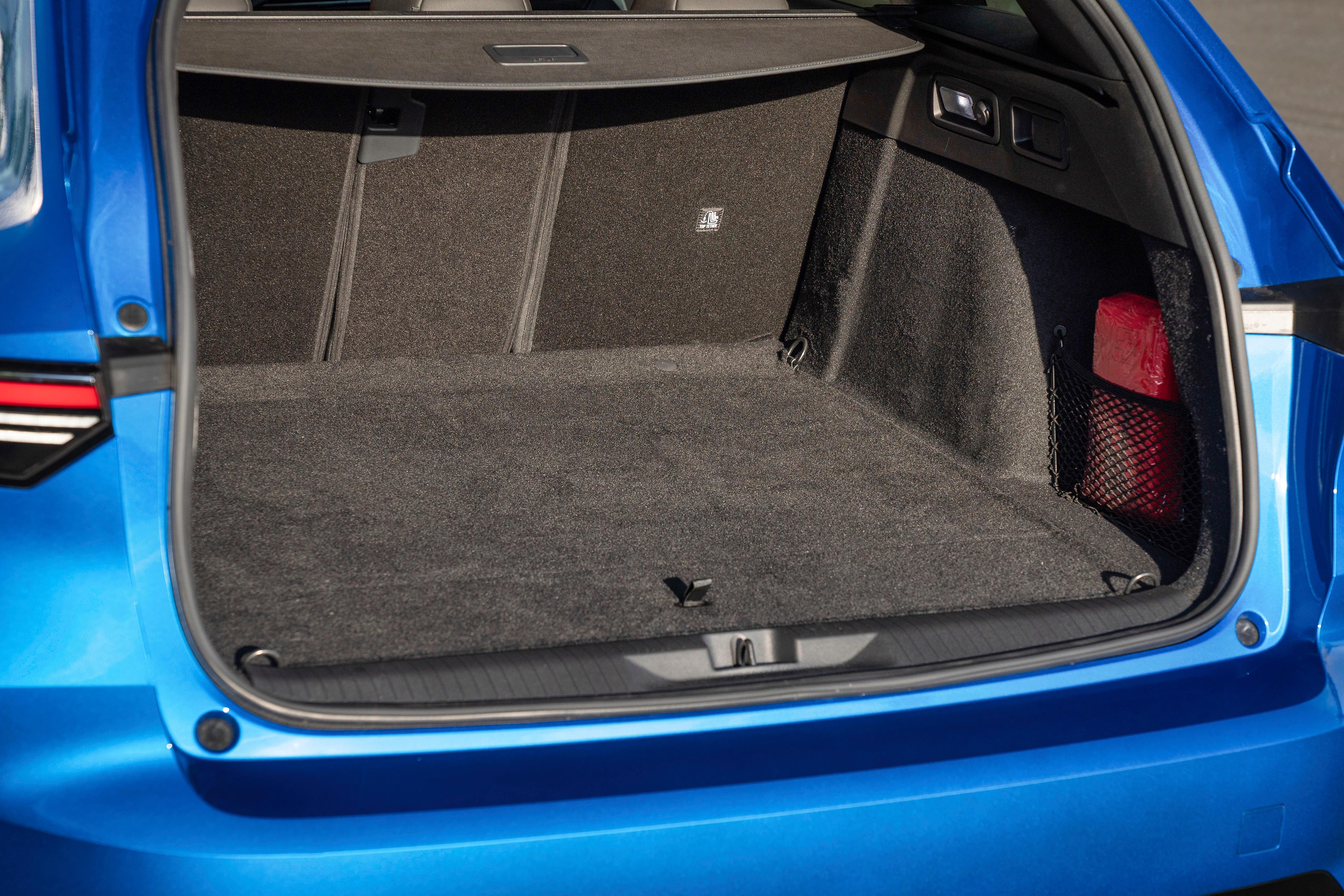 Ins Gepäckabteil passen knapp 600 bis zu 1634 Liter. Beim Plug-in-Hybriden sind es 516 bis 1553 Liter.