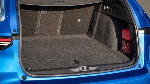 Ins Gepäckabteil passen knapp 600 bis zu 1634 Liter. Beim Plug-in-Hybriden sind es 516 bis 1553 Liter.