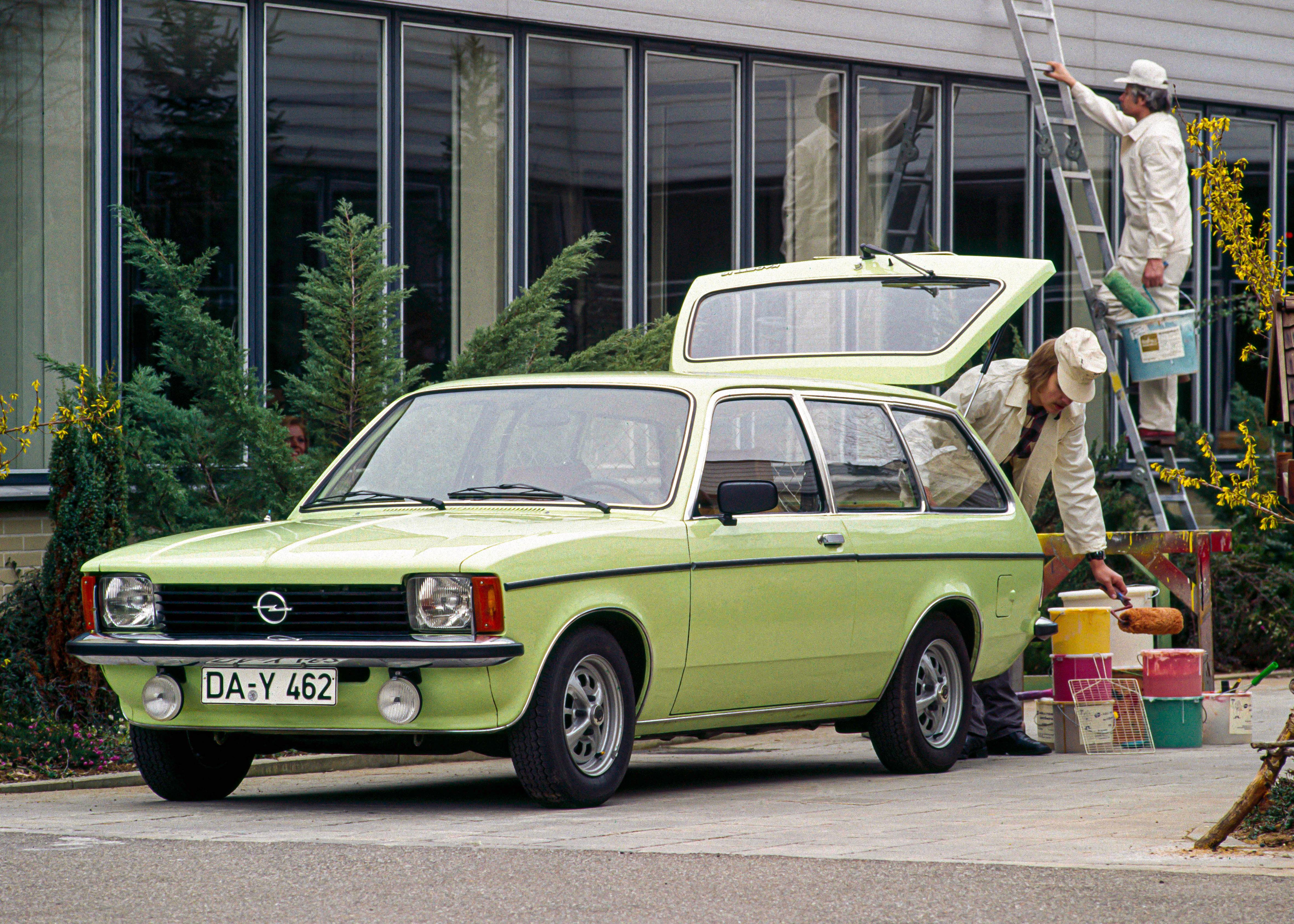 Opel Kadett C Caravan (1973 - 1979): Er begann seine Karriere als Zweitürer, im Jahr 1976 folgte der Viertürer. Als beliebtester Motor erwies sich der 1200er mit 60 PS und 88 Newtonmetern Drehmoment.