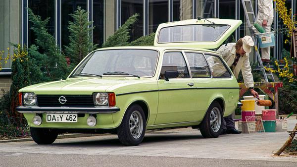 Opel Kadett C Caravan (1973 - 1979): Er begann seine Karriere als Zweitürer, im Jahr 1976 folgte der Viertürer. Als beliebtester Motor erwies sich der 1200er mit 60 PS und 88 Newtonmetern Drehmoment.