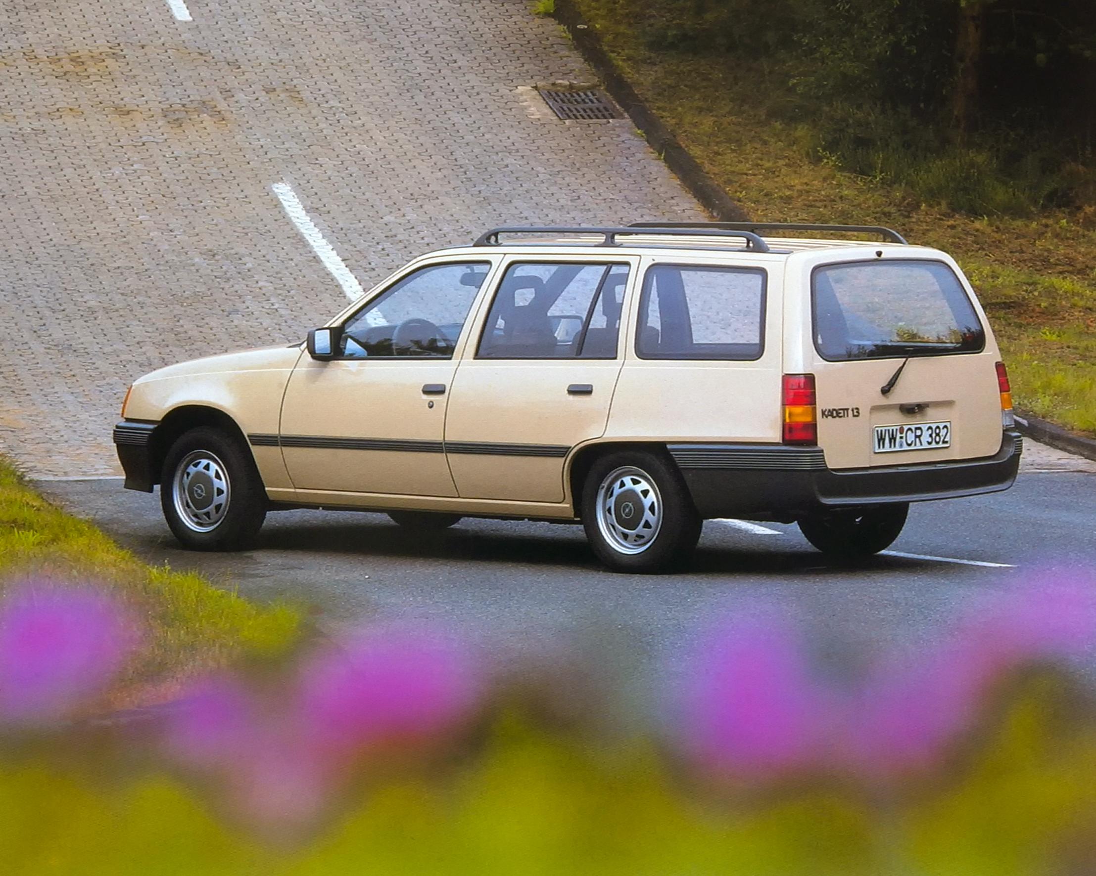 Opel Kadett E Caravan (1984 - 1991): Die E-Generation gab es noch immer als Zwei- und als Viertürer. Der hervorragende cw-Wert von 0,35 war das Ergebnis von 1200 Stunden Feinschliff im Windkanal. Technische Zeitenwende: Ab April 1989 bekamen alle Kadett-Benziner in Deutschland einen geregelten Katalysator.