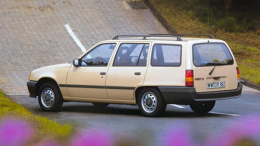 Opel Kadett E Caravan (1984 - 1991): Die E-Generation gab es noch immer als Zwei- und als Viertürer. Der hervorragende cw-Wert von 0,35 war das Ergebnis von 1200 Stunden Feinschliff im Windkanal. Technische Zeitenwende: Ab April 1989 bekamen alle Kadett-Benziner in Deutschland einen geregelten Katalysator.