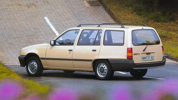Opel Kadett E Caravan (1984 - 1991): Die E-Generation gab es noch immer als Zwei- und als Viertürer. Der hervorragende cw-Wert von 0,35 war das Ergebnis von 1200 Stunden Feinschliff im Windkanal. Technische Zeitenwende: Ab April 1989 bekamen alle Kadett-Benziner in Deutschland einen geregelten Katalysator.
