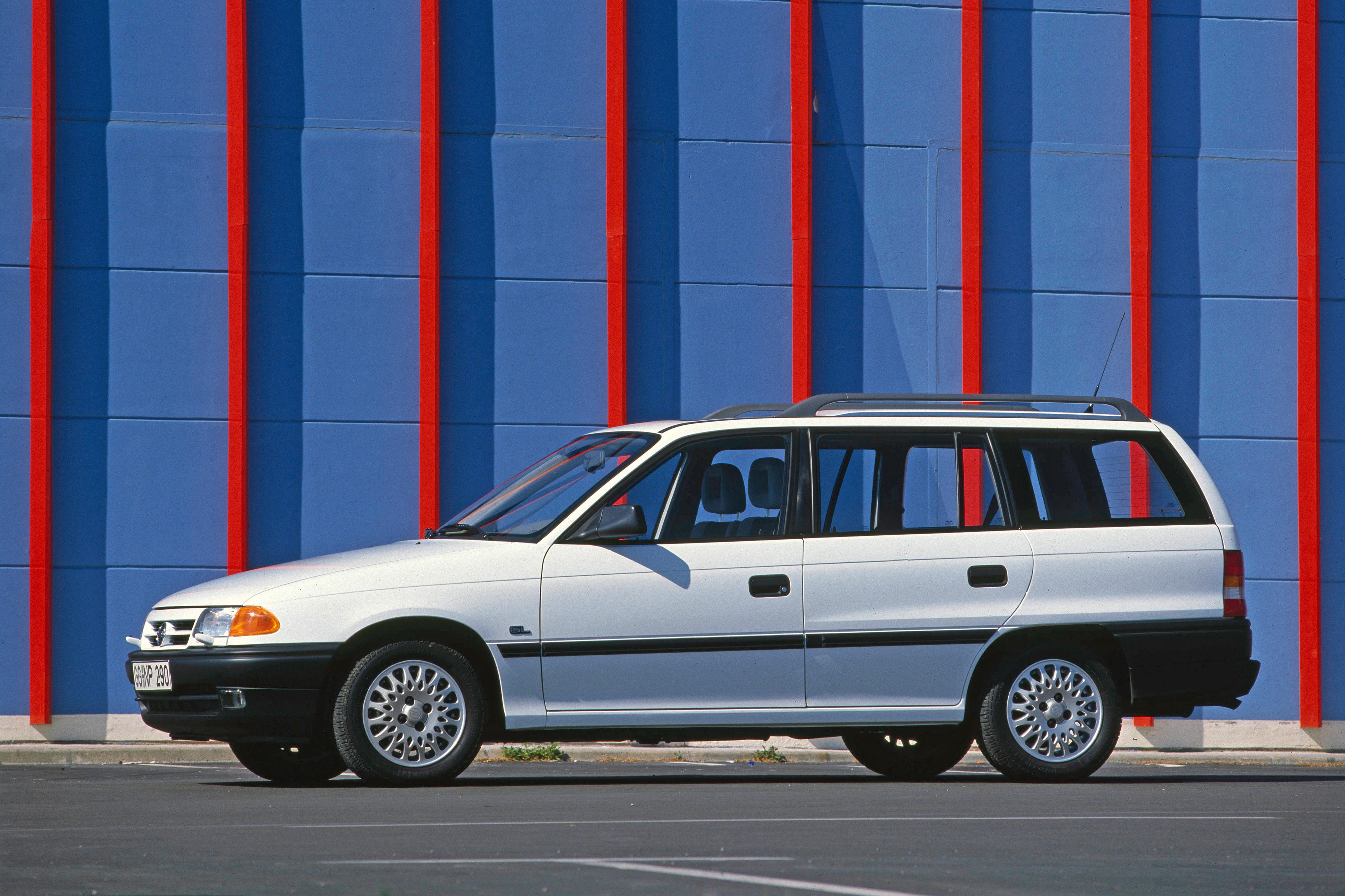 Opel Astra F Caravan (1991 - 1997): Aus Kadett wurde jetzt Astra. Und wie die klassische Karosserievariante erhielt auch der Caravan ein Aktivgurt-System samt Gurtstraffern an den Vordersitzen sowie einen Flankenschutz einschließlich Doppelstahlrohr-Verstärkungen in den Türen.