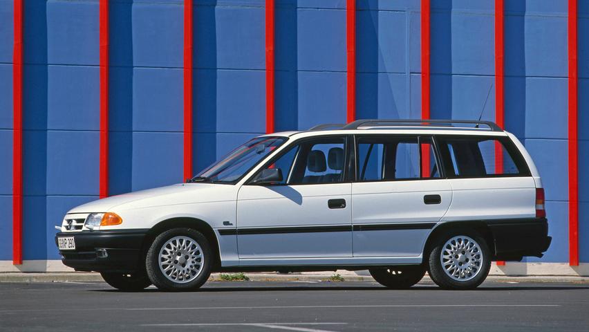 Opel Astra F Caravan (1991 - 1997): Aus Kadett wurde jetzt Astra. Und wie die klassische Karosserievariante erhielt auch der Caravan ein Aktivgurt-System samt Gurtstraffern an den Vordersitzen sowie einen Flankenschutz einschließlich Doppelstahlrohr-Verstärkungen in den Türen.