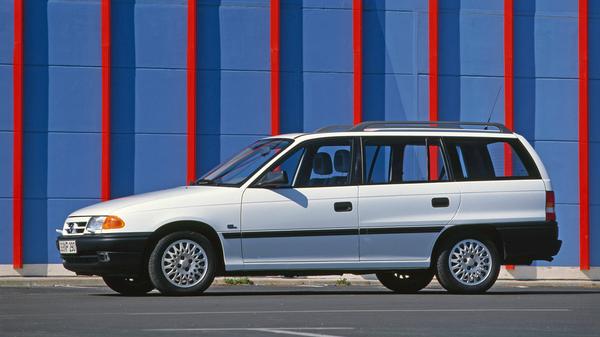 Opel Astra F Caravan (1991 - 1997): Aus Kadett wurde jetzt Astra. Und wie die klassische Karosserievariante erhielt auch der Caravan ein Aktivgurt-System samt Gurtstraffern an den Vordersitzen sowie einen Flankenschutz einschließlich Doppelstahlrohr-Verstärkungen in den Türen.