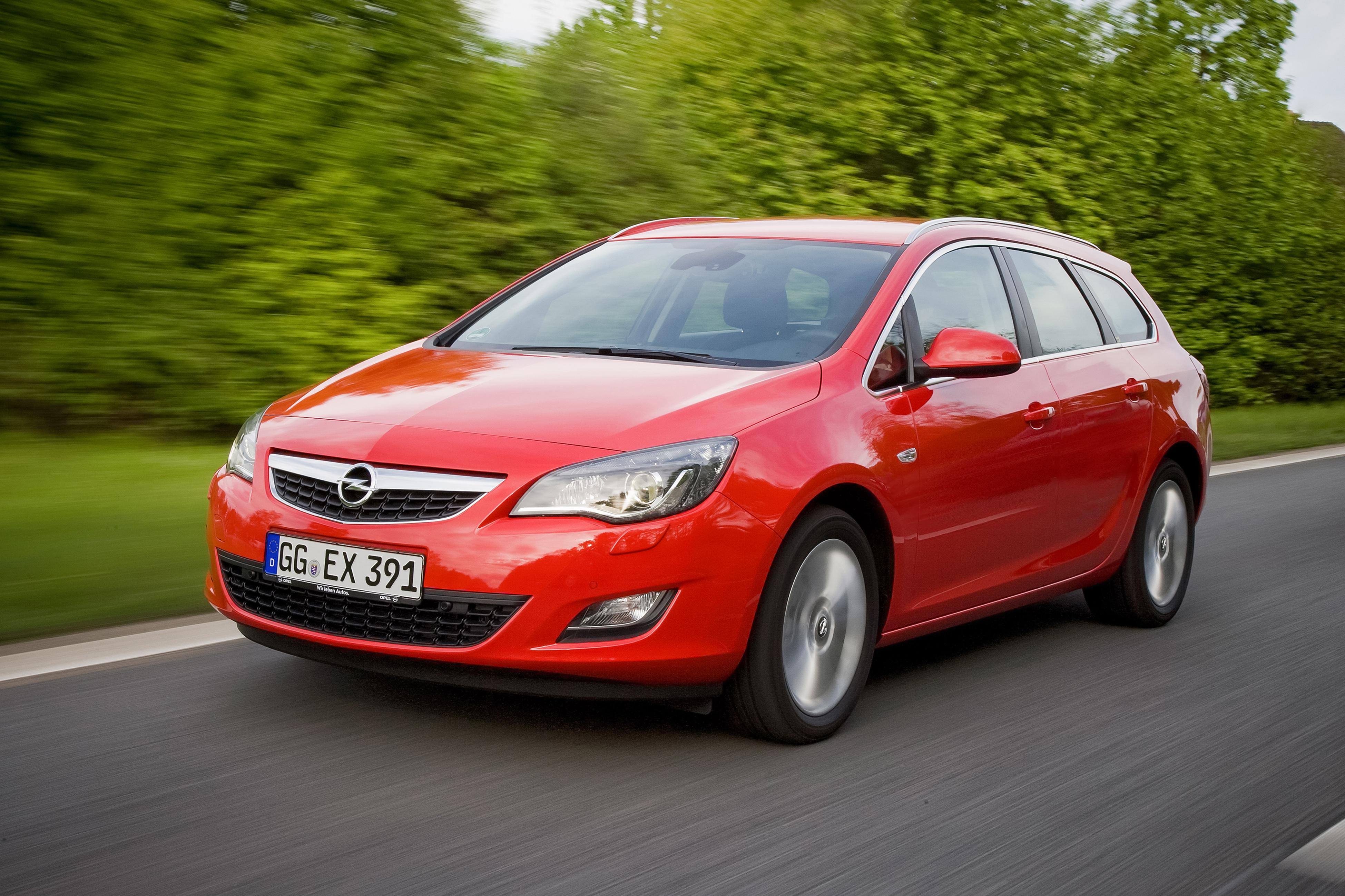 Opel Astra J Sports Tourer (2010 - 2016): Caravan - das stand für "Car a van", also: Ein Auto, so praktisch wie ein Van. Mit der Generation J erfolgte der Wechsel auf die Bezeichnung "Sports Tourer".