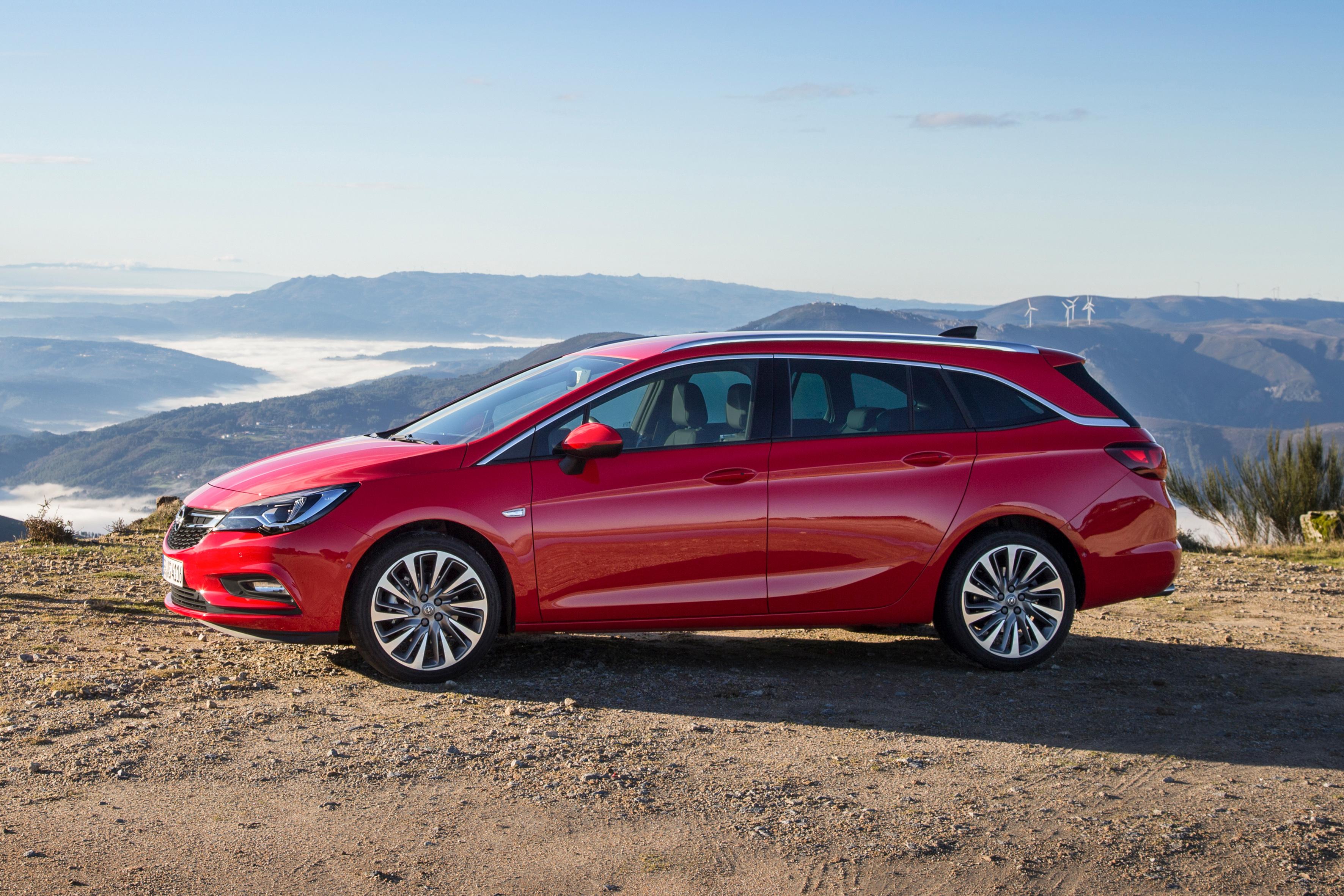 Opel Astra K Sports Tourer (2016 - 2021): Mit dem Astra K führte Opel das Voll-LED-Matrixlicht in der Kompaktklasse ein, zu den Fahrassistenten zählten sich nun unter anderem eine Verkehrsschilderkennung und ein Spurassistent mit aktiver Lenkkorrektur, die Kofferraumklappe öffnete und schloss sensorgesteuert elektrisch.