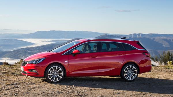 Opel Astra K Sports Tourer (2016 - 2021): Mit dem Astra K führte Opel das Voll-LED-Matrixlicht in der Kompaktklasse ein, zu den Fahrassistenten zählten sich nun unter anderem eine Verkehrsschilderkennung und ein Spurassistent mit aktiver Lenkkorrektur, die Kofferraumklappe öffnete und schloss sensorgesteuert elektrisch.