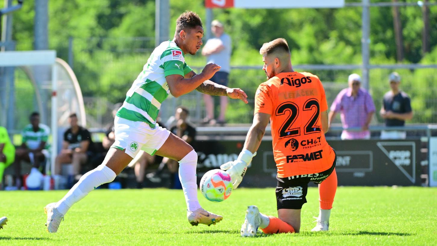 Sehr umtriebig in der Fürther Offensive: Armindo Sieb am Samstag im Feuchter Waldstadion.
Sehr umtriebig in der Fürther Offensive: Armindo Sieb am Samstag im Feuchter Waldstadion.