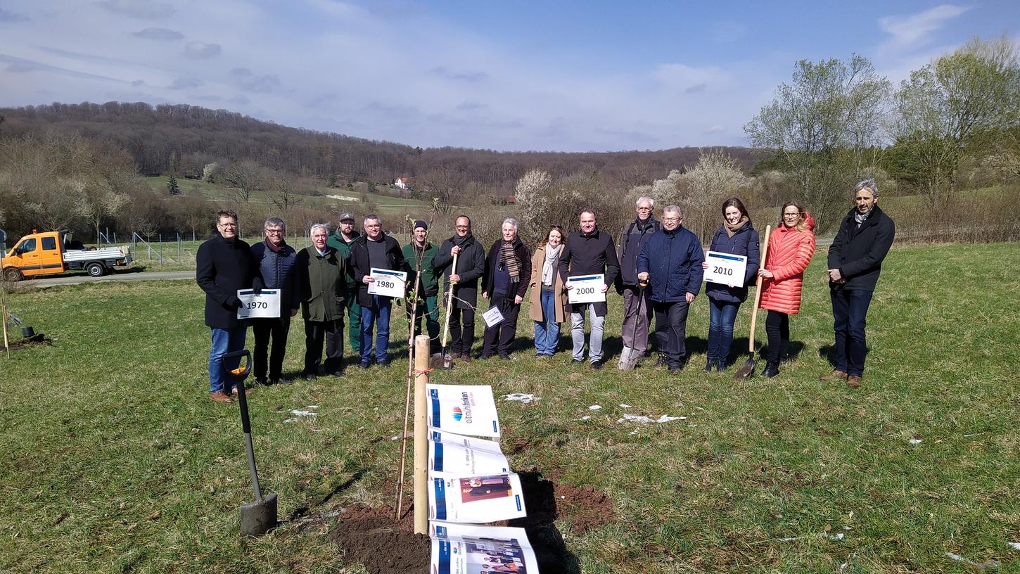 Eine Aktion im Rahmen des Jubiläums – die Baumpflanzaktion. Im April wurden bereits fünf Bäume, die für die fünf Jahrzehnte des Landkreises stehen, auf einer Fläche am Klinikum Altmühlfranken in Gunzenhausen gepflanzt.