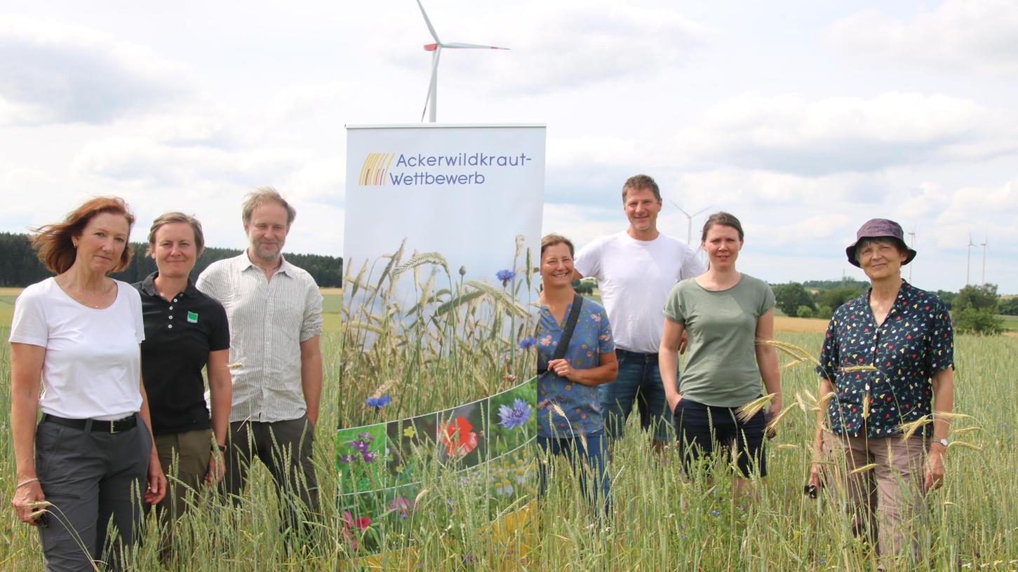 Ackerwildkraut-Wettbewerb 2022 in Mittelfranken: (v. li.) Andrea Kerskes, Regierung von Mittelfranken, Katharina Schertler (Bioland), Dr. Stefan Meyer (Kartierer), Dr. Franziska Mayer (LfL), Landwirt Reiner Strauß, Maike Fischer (DVL-Projektleiterin), Marion Ruppaner (BN).
Ackerwildkraut-Wettbewerb 2022 in Mittelfranken: (v. li.) Andrea Kerskes, Regierung von Mittelfranken, Katharina Schertler (Bioland), Dr. Stefan Meyer (Kartierer), Dr. Franziska Mayer (LfL), Landwirt Reiner Strauß, Maike Fischer (DVL-Projektleiterin), Marion Ruppaner (BN).