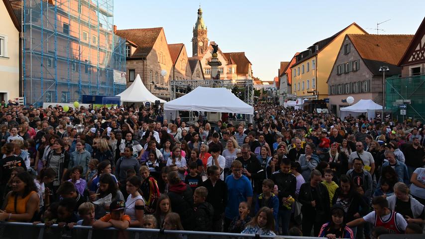 An die 10.000 Challenge- und Musikfans fluteten die Rother Stadtmitte.