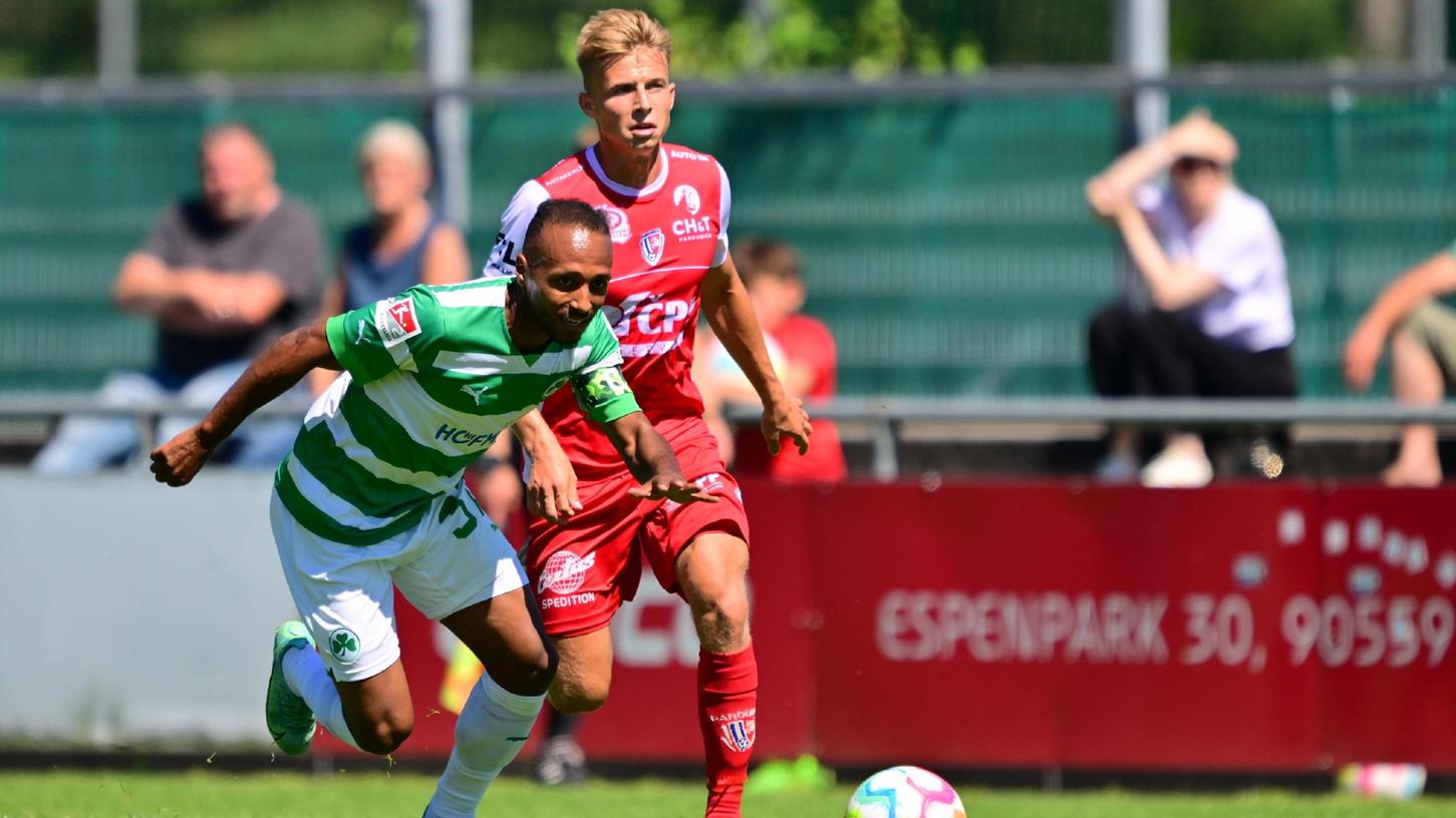 Julian Green durfte das Kleeblatt beim Test gegen Pardubice als Kapitän anführen, tat sich selbst aber, wie all seine Kollegen, erstaunlich schwer.
Julian Green durfte das Kleeblatt beim Test gegen Pardubice als Kapitän anführen, tat sich selbst aber, wie all seine Kollegen, erstaunlich schwer.