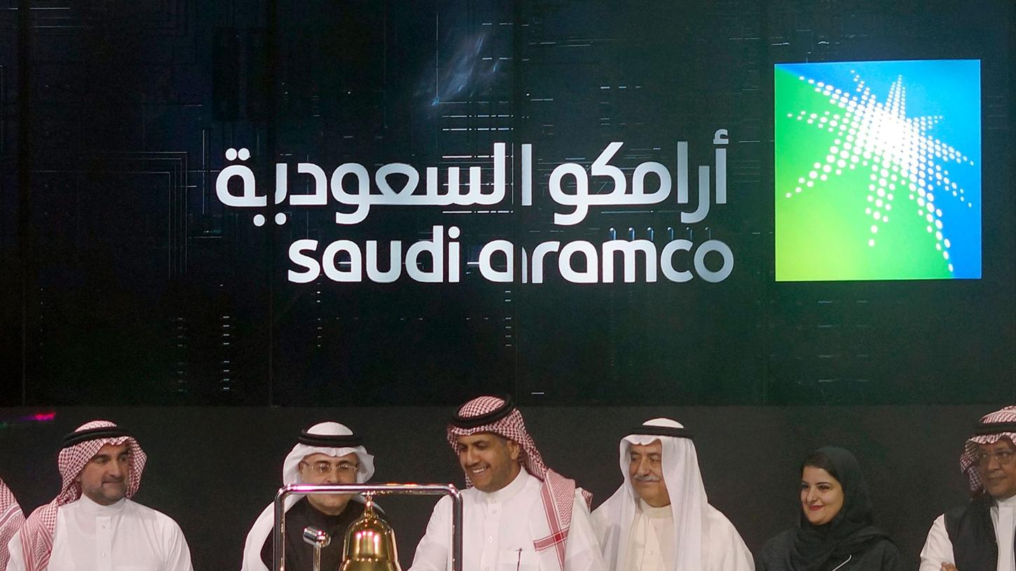 Die staatliche saudi-arabische Ölgesellschaft Aramco und Börsenbeamte feiern während der offiziellen Zeremonie, die das Debüt des Börsengangs (IPO) von Aramco an der Börse von Riad markiert.