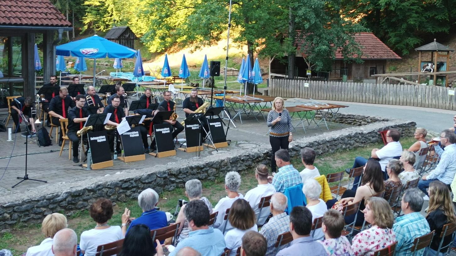 Vorsitzende Sabina Heidecke freute sich, dass so viele Besucher um Konzert kamen. Vorsitzende Sabina Heidecke freute sich, dass so viele Besucher um Konzert kamen.