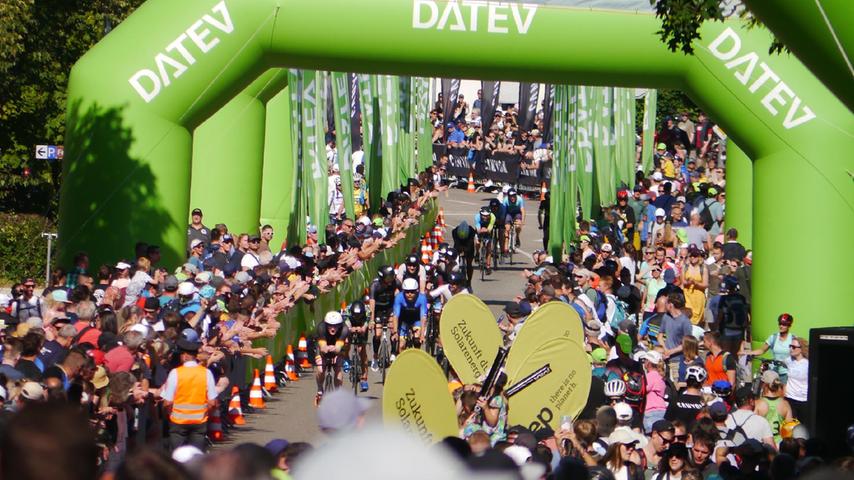 Wahnsinn! Hier feuern Tausende Zuschauer die Athleten beim Challenge in Roth an