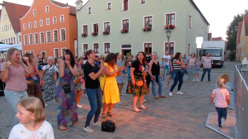 Vor der Bühne schwangen die Besucher das Tanzbein.
Vor der Bühne schwangen die Besucher das Tanzbein.