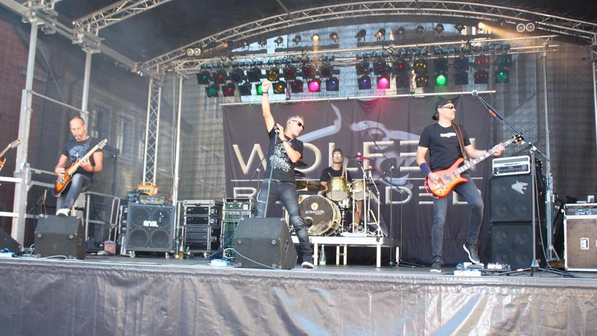 Mit "Wolfen reloaded" startete am Samstag das Abendprogramm auf der Bühne am Hafnermarkt, die vier Jungs boten dem Publikum progressiven Rock