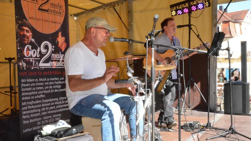 "Got 2 make Musik" ist Name und Programm für Tony Barkham und Lothar Müller-Beer. Sie spielten am Samstag auf der Bühne am Marktplatz.