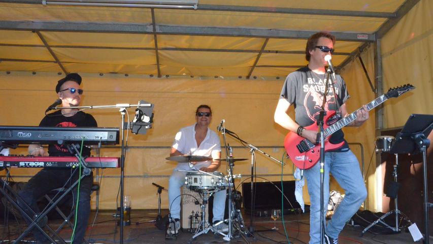Kurzfristig eingesprungen war die Band "Vibes", die auf der Bühne am Marktplatz auftrat.