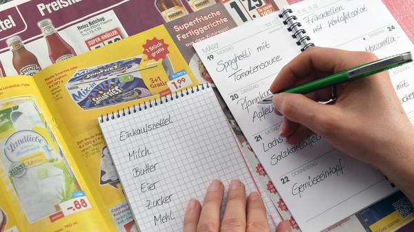 Besteht kein Überblick darüber, welche Lebensmittel benötigt werden, so wirft man oft blind Produkte in den Einkaufswagen - und gibt dadurch unnötig viel Geld aus. Um das zu verhindern, eignet sich das Meal Prepping: Es handelt sich um eine clevere Art, Mahlzeiten bereits im Voraus zu planen und diese vorzukochen. Man sollte sich hierfür vorher überlegen, welche Gerichte man kochen möchte und dementsprechend einkaufen. Mit einer geschickten Planung lässt sich eine Menge Geld sparen.