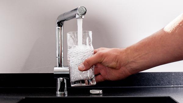 Das Umweltbundesamt ist mit der Trinkwasserqualität in Deutschland zufrieden. Mehr als 99 Prozent der Messwerte entsprechen den Güteanforderungen der Trinkwasserverordnung oder übertreffen diese. Steigt man auf Leitungswasser um, spart man Geld, da 1 Liter durchschnittlich 0,2 Cent kostet. Im Vergleich dazu ist Mineralwasser aus dem Supermarkt um einiges teurer. Zudem vermeidet man Plastik und muss keine schweren Wasserflaschen tragen.