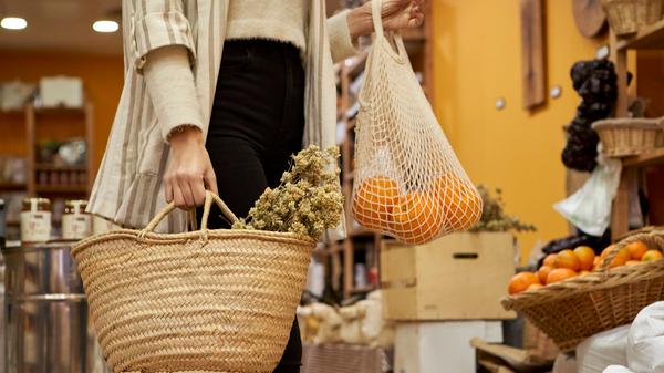 In einigen Supermärkten oder am Wochenmarkt wird der Preis oft herabgesetzt, wenn sich Backwaren, Obst oder Gemüse am Tagesende nicht verkauft haben. Gibt es solche Angebote bei Ihnen in der Nähe nicht, können Sie Ausschau nach Produkten halten, die kurz vor Erreichen des Mindesthaltbarkeitsdatums stehen und deshalb vergünstigt angeboten werden. Hierbei muss man in der Kochplanung kreativ werden, kann aber oft relativ günstige Mahlzeiten kreiren.