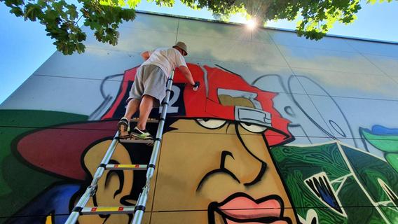 Größtes Streetart-Projekt der Region: Graffiti verzieren die Wand der neuen Fürther Feuerwache