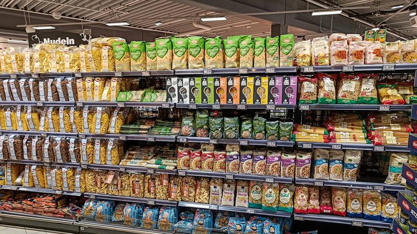 Supermärkte haben ein ausgeklügeltes System: Die günstigen Produkte befinden sich meist nicht auf Augenhöhe - sondern in den oberen oder unteren Fächern. Um Geld zu sparen, lohnt sich das genaue Hinsehen.