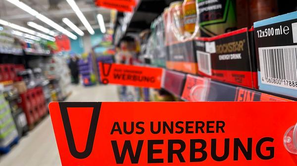 Achten Sie Sonderangebote und vergleichen Sie die Preise in verschiedenen Supermärkten. Ein weiterer Tipp für einen günstigen Einkauf ist es, die Preise nach Gewicht zu vergleichen: Neben dem Verkaufspreis wird normalerweise auch angezeigt, wie viel 100 Gramm von jedem Produkt kosten. Diese Zahl sollte als Vergleichsgrundlage genutzt werden.