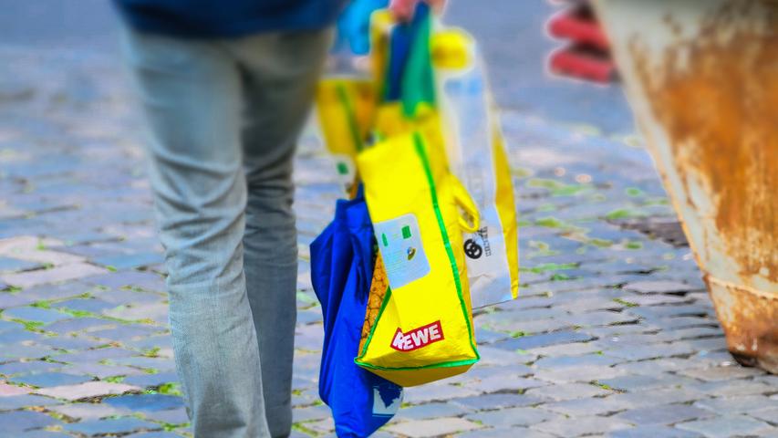 Nimmt man eine eigene Einkaufstasche mit, spart man nicht nur Geld (schließlich kosten die Tüten im Supermarkt Geld), sondern vermeidet auch zusätzlichen Plastik- oder Papiermüll.
