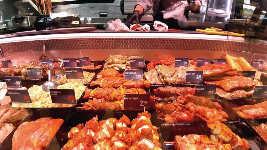Vor allem Fleisch und Fisch in Bio-Qualität ist teuer: Kauft man viel davon, muss man schnell tief in den Geldbeutel greifen. Wird darauf verzichtet - oder zumindest der Konsum reduziert, lässt sich eine Menge Geld sparen. Das wirkt sich zudem positiv auf das Tierwohl sowie die eigene Gesundheit aus. Getrocknete Linsen sind ebenfalls gute Proteinlieferanten und Sattmacher, es gibt sie beispielsweise in Asia-Shops oft günstig in größeren Mengen zu kaufen.