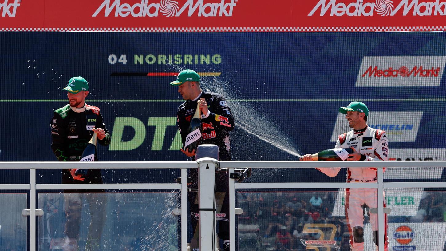 Abkühlung für einen Norisring-Sieger: Felipe Fraga hatte sich die prickende Belohnung an seinem 27. Geburtstag verdient.
