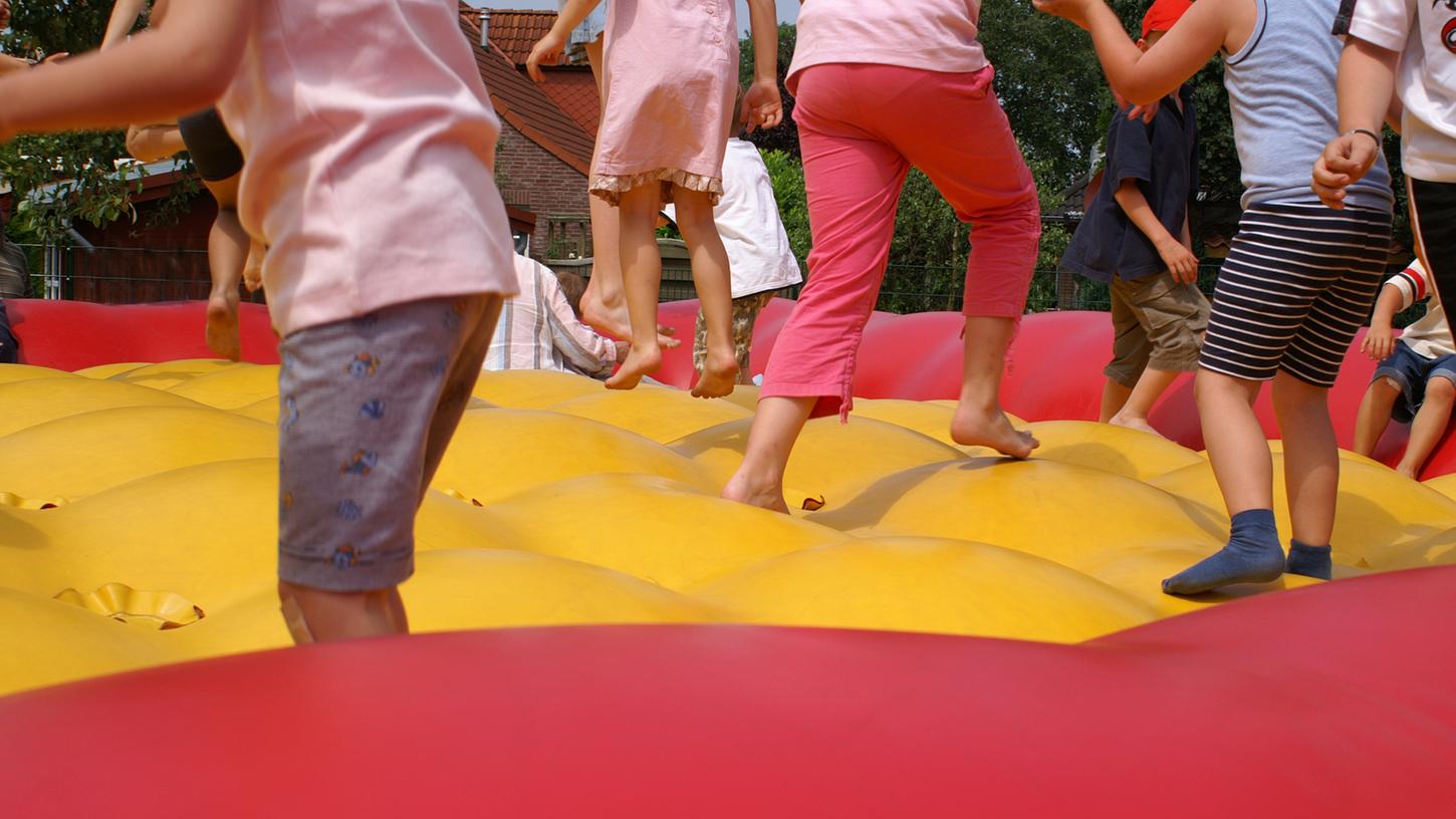 Auf einem Kinder-Fußballturnier in Rheinland-Pfalz hat eine Hüpfburg für einen schweren Unfall gesorgt. (Symbolbild)