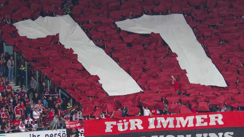 Mit einer Choreographie bedanken sich die Nürnberger Fans noch einmal bei Marek Mintal, dem scheidenden Club-Liebling mit der Rückennummer elf.