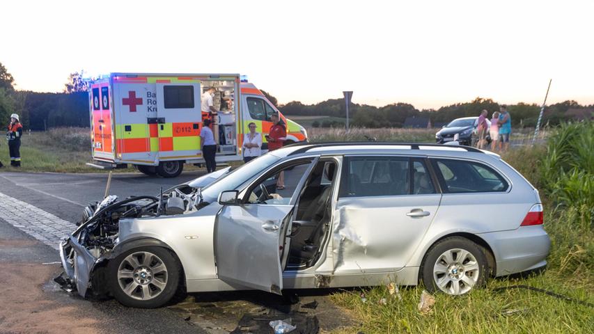 Ersten Angaben zufolge wurden die beiden Insassen des BMW als auch die drei Insassen des Opel bei dem Zusammenstoß verletzt. Unter den Verletzen war auch ein siebenjähriges Kind.