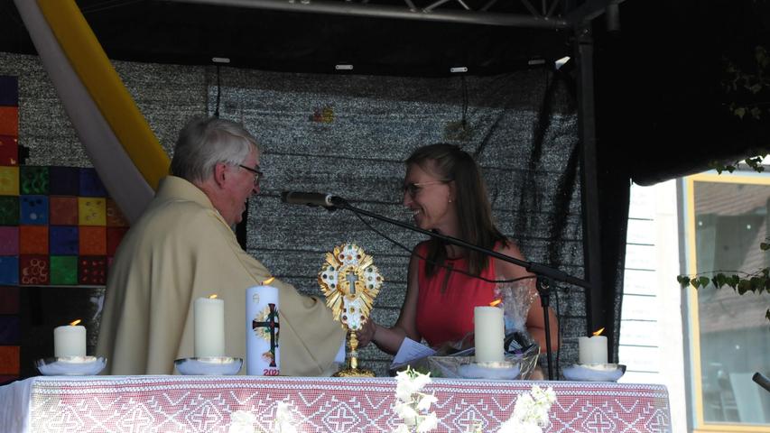 Die Pfarrgemeinderatsvorsitzende Kerstin Hofbeck gratulierte dem Jubilar.