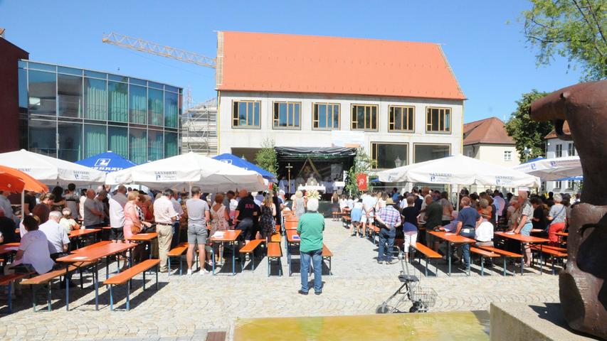 Die Gemeinde und viele Gäste versammelten sich auf dem Residenzplatz.