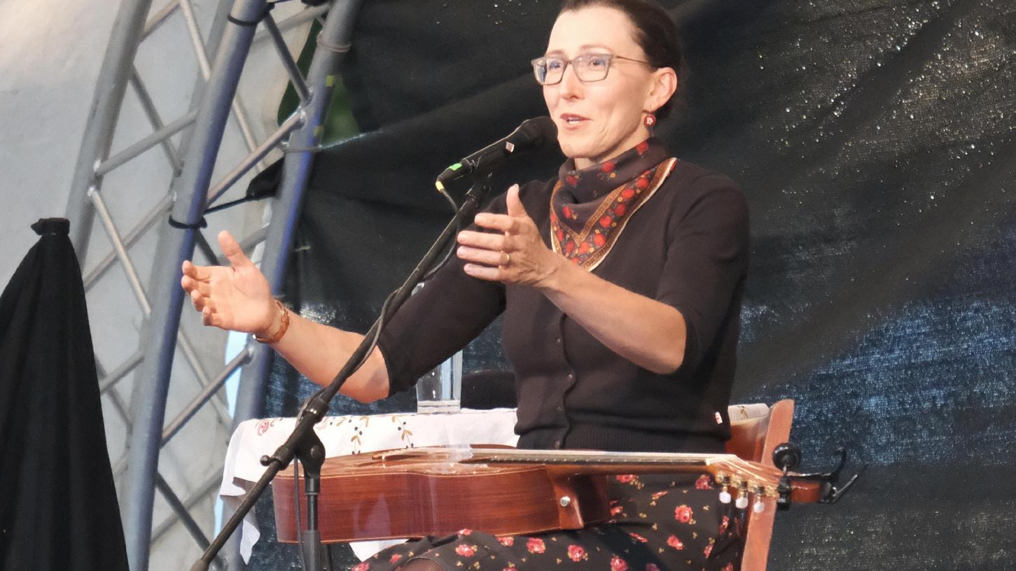 Ziemlich skurrile Geschichten, nicht zuletzt aus ihrem Familienleben, weiß Martina Schwarzmann zu erzählen. Ihr verschmitzter Humor kam beim Publikum bestens an. Ziemlich skurrile Geschichten, nicht zuletzt aus ihrem Familienleben, weiß Martina Schwarzmann zu erzählen. Ihr verschmitzter Humor kam beim Publikum bestens an.