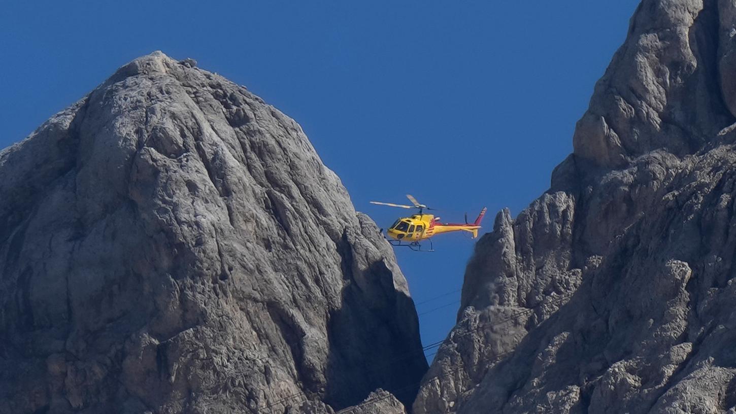 Ein Rettungshubschrauber überfliegt den Punta-Rocca-Gletscher.