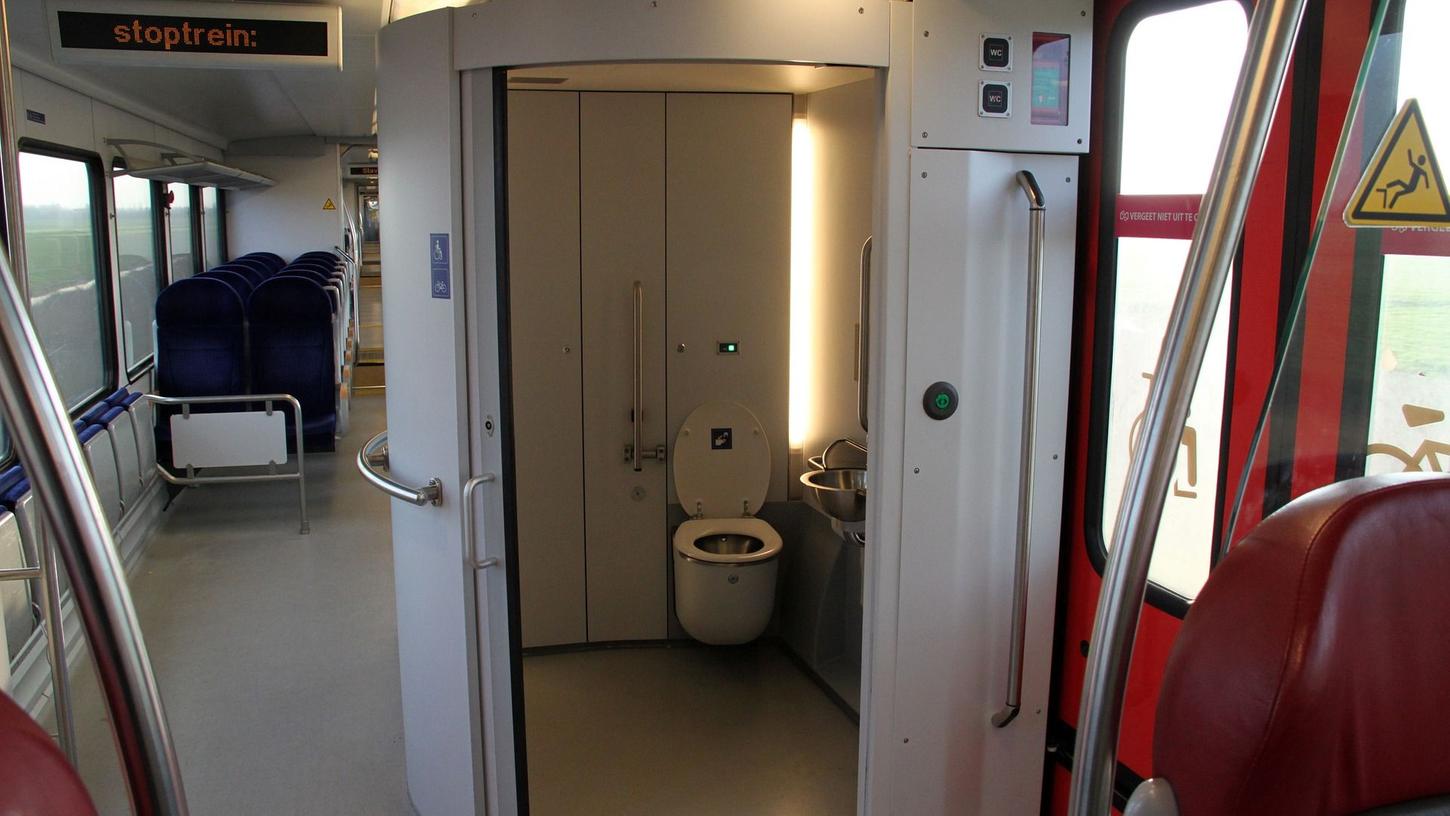 Alle Toiletten defekt - so erfahren musste das eine Frau im Mittelhessen-Express, die sich schließlich aus ihrer Not heraus in die Hose machen musste.
Alle Toiletten defekt - so erfahren musste das eine Frau im Mittelhessen-Express, die sich schließlich aus ihrer Not heraus in die Hose machen musste.