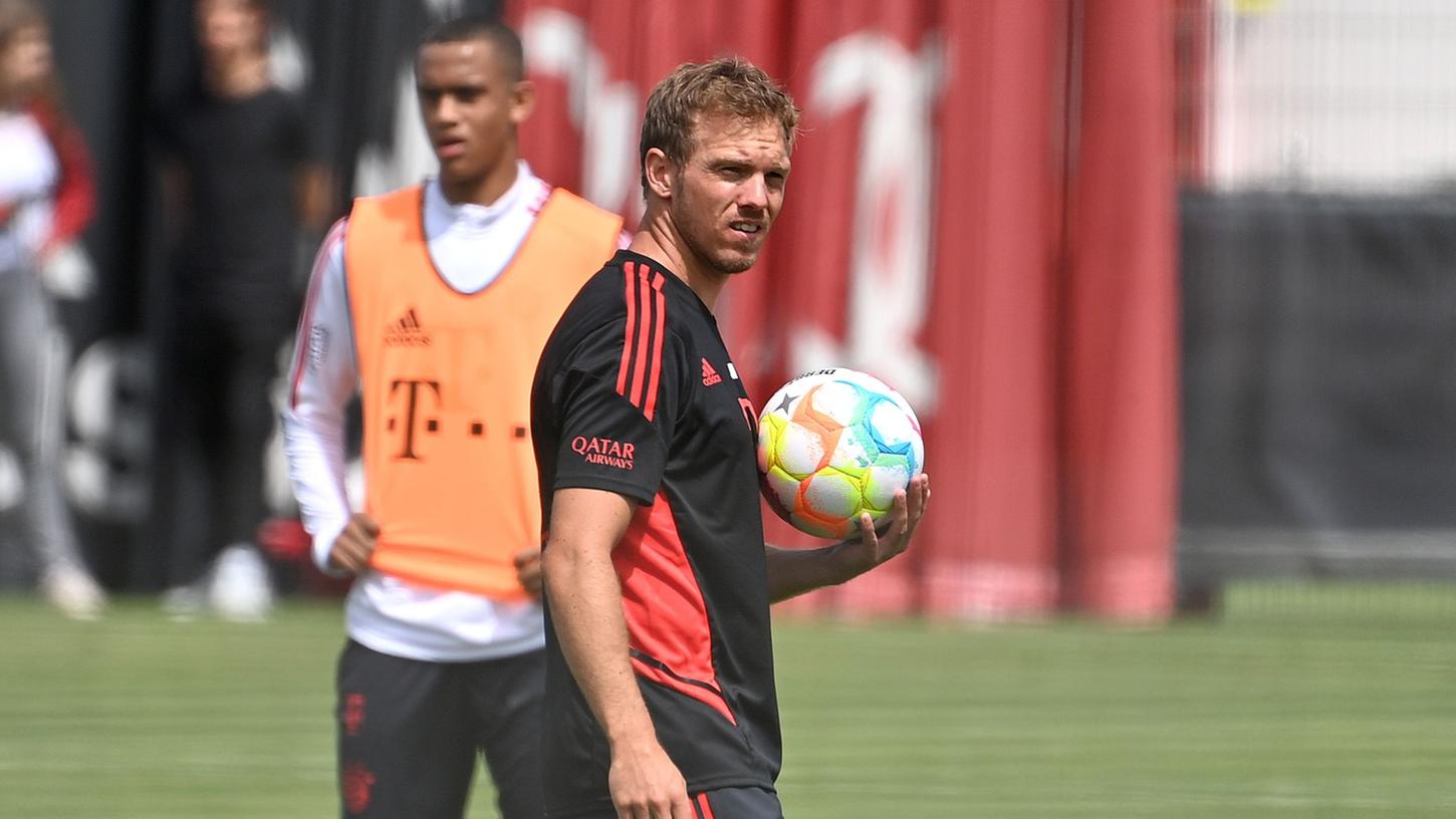 Julian Nagelsmann (r) leitet das Training des FC Bayern München.